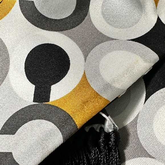 Coach Signature Scarf Multifunctional - Picture 6 of 12
